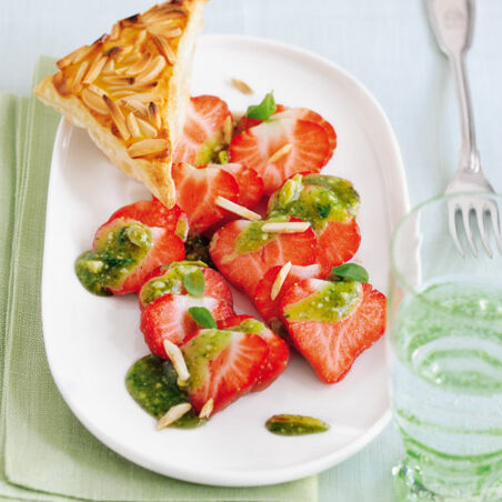Erdbeeren mit Basilikumpesto und Knusperblättern Erdbeeren mit Basilikumpesto und Knusperblättern