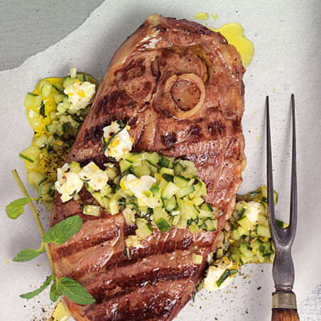 Lammsteaks mit Gurkenschafskäse Lammsteaks mit Gurkenschafskäse
