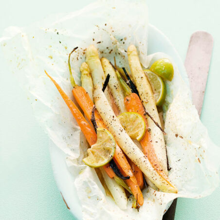 Spargel und Möhren in der Papierhülle Spargel und Möhren in der Papierhülle