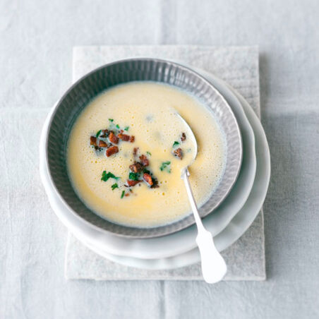 Kartoffelcremesuppe mit Speck-Croûtons Kartoffelcremesuppe mit Speck-Croûtons