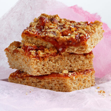 Hagebuttenkuchen mit Nuss-Sesam-Streuseln Hagebuttenkuchen mit Nuss-Sesam-Streuseln