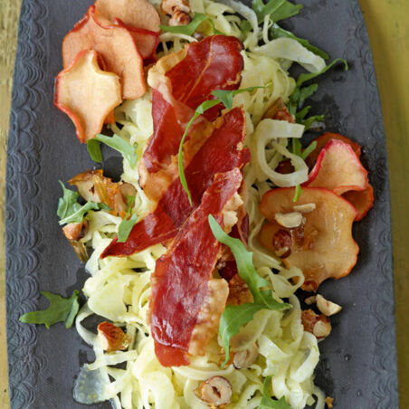 Fenchelsalat mit Nusskrokant, Apfel- und Pancetta-Chips Fenchelsalat mit Nusskrokant, Apfel- und Pancetta-Chips