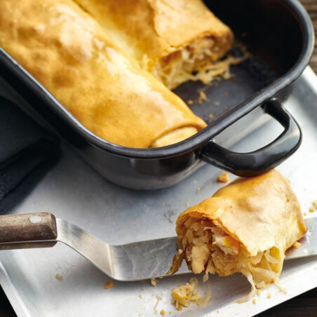 Sauerkrautstrudel mit Fisch und Sauerrahm Sauerkrautstrudel mit Fisch und Sauerrahm