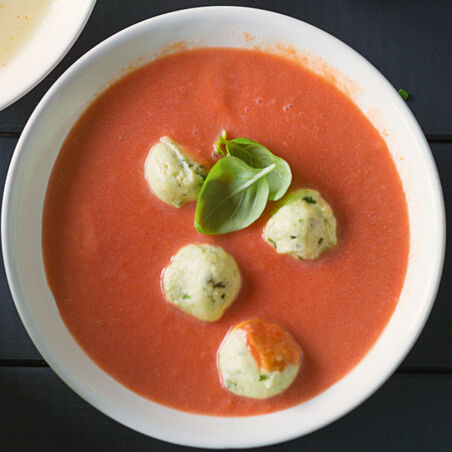 Tomatensuppe mit Mozzarellabällchen Tomatensuppe mit Mozzarellabällchen
