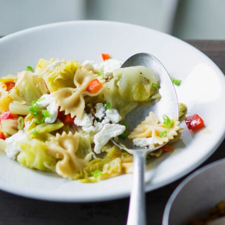 Spitzkohl-Farfalle mit Schichtkäse Spitzkohl-Farfalle mit Schichtkäse