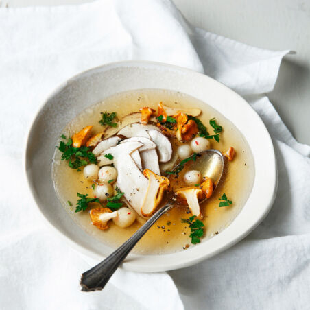 Waldpilzessenz mit Topinamburklößchen Waldpilzessenz mit Topinamburklößchen