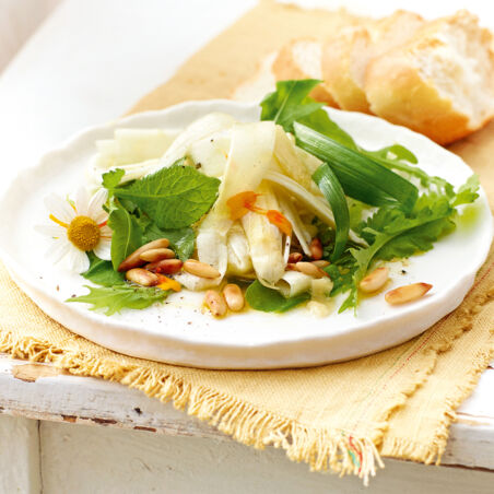 Roh marinierter Spargel Roh marinierter Spargel