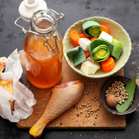 Kräftige Hühnerbrühe Kräftige Hühnerbrühe