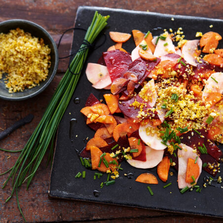 Wurzelcarpaccio mit Nussbröseln Wurzelcarpaccio mit Nussbröseln