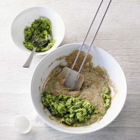 Zucchini-Pancakes mit Dattelsirup und Beeren Zucchini-Pancakes mit Dattelsirup und Beeren