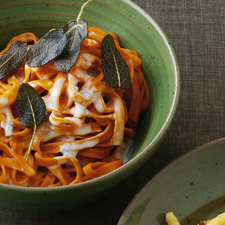 Bandnudeln mit Gorgonzolasauce und Salbei Bandnudeln mit Gorgonzolasauce und Salbei