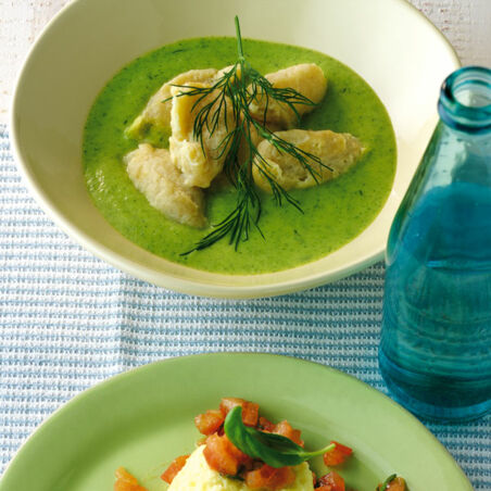 Eierspatzen auf Zucchinisauce Eierspatzen auf Zucchinisauce