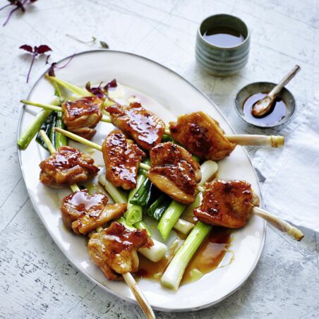 In Sake geschmorte Hähnchen-Zitronengras-Spieße mit Frühlingszwiebeln In Sake geschmorte Hähnchen-Zitronengras-Spieße mit Frühlingszwiebeln