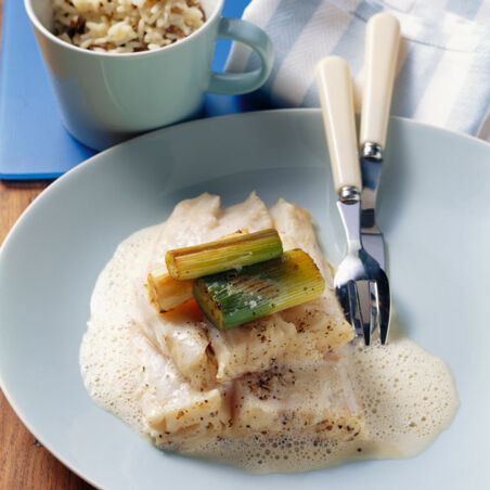 Gedämpfter Heilbutt mit schwarzem Tee und gebratenem Lauch Gedämpfter Heilbutt mit schwarzem Tee und gebratenem Lauch