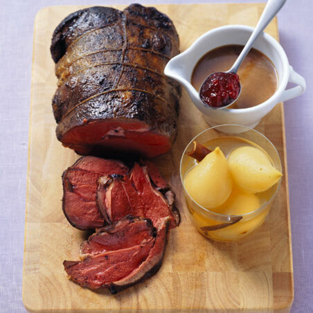 Rosa gebratene Rehkeule mit Gewürzbirnen Rosa gebratene Rehkeule mit Gewürzbirnen