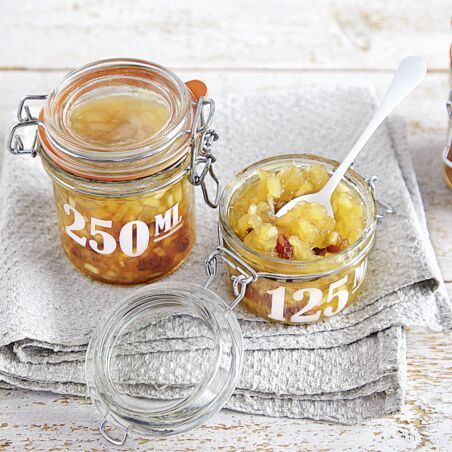 Apfelkonfitüre mit Rosinen und Gewürzen Apfelkonfitüre mit Rosinen und Gewürzen