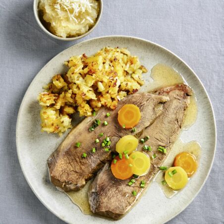 Tafelspitz mit Rösterdäpfeln und Opflkren Tafelspitz mit Rösterdäpfeln und Opflkren