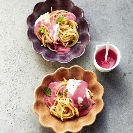 »Spaghetti-Eis«-Dessert mit Apfel und Erdbeersauce »Spaghetti-Eis«-Dessert mit Apfel und Erdbeersauce