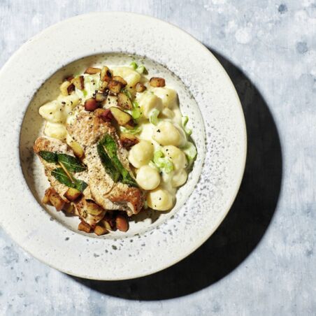 Sellerie-Gnocchi mit Salbei-Putenschnitzel Sellerie-Gnocchi mit Salbei-Putenschnitzel