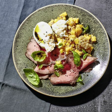 Roastbeef-Mango-Salat mit Quinoa und Burrata Roastbeef-Mango-Salat mit Quinoa und Burrata