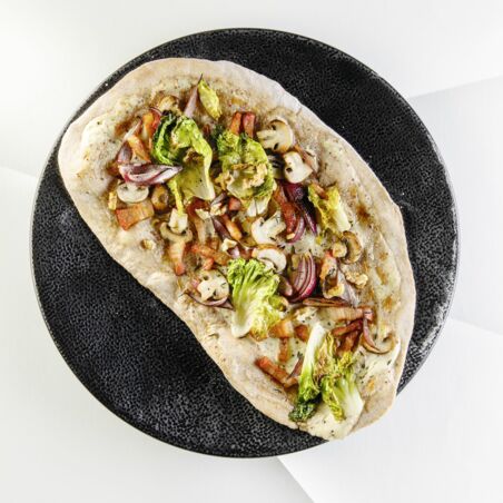 Flammkuchen mit Speck,
Endivie, Pilzen und Walnüssen Flammkuchen mit Speck,
Endivie, Pilzen und Walnüssen