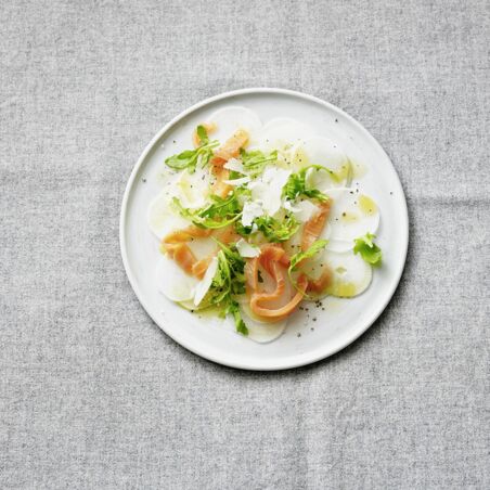 Rettich-Carpaccio mit Räucherlachs Rettich-Carpaccio mit Räucherlachs