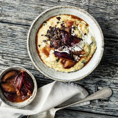 Hafergrütze mit Pflaumen-Dattel-Kompott Hafergrütze mit Pflaumen-Dattel-Kompott