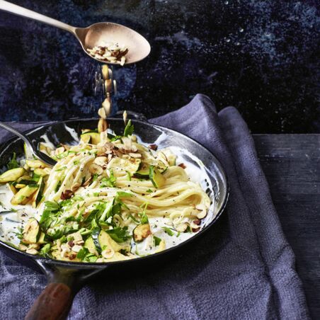 Zucchini-Nudeln mit Ziegenkäse-Creme Zucchini-Nudeln mit Ziegenkäse-Creme