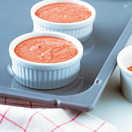 Tomatenflan mit Basilikumsauce Tomatenflan mit Basilikumsauce