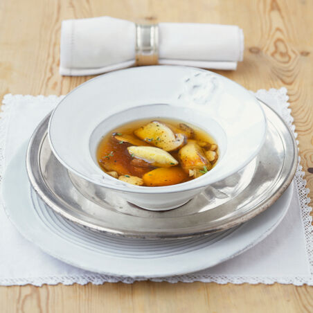 Klare Steinpilzsuppe mit Polentaklößchen Klare Steinpilzsuppe mit Polentaklößchen