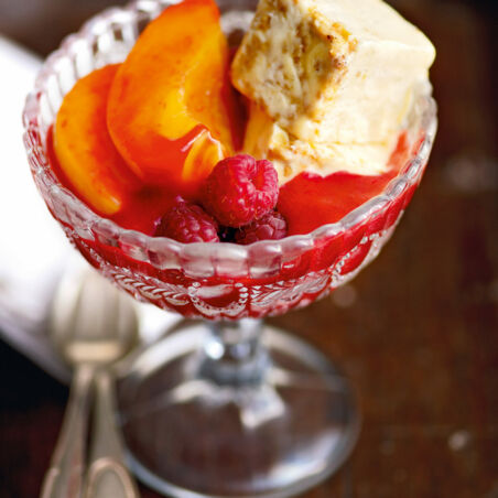 Pfirsich Melba mit Himbeersauce und Krokantparfait Pfirsich Melba mit Himbeersauce und Krokantparfait