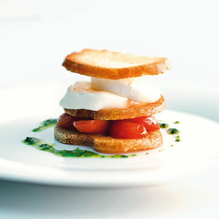 Caprese-Türmchen mit Crostini-Chips Caprese-Türmchen mit Crostini-Chips