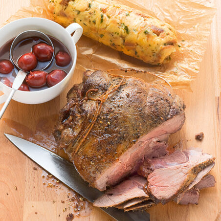 Rehkeule mit Pfefferkirschen und Serviettenknödel Rehkeule mit Pfefferkirschen und Serviettenknödel