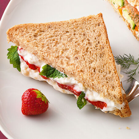 Süße Tramezzini mit Bananencreme und Erdbeeren Süße Tramezzini mit Bananencreme und Erdbeeren