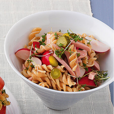 Nudelsalat mit Lyoner, Radieschen und Gurken Nudelsalat mit Lyoner, Radieschen und Gurken