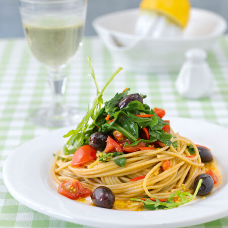 Spaghetti mit Rucola und schwarzen Oliven Spaghetti mit Rucola und schwarzen Oliven