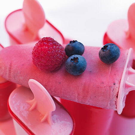 Joghurteis mit bunten Beeren Joghurteis mit bunten Beeren