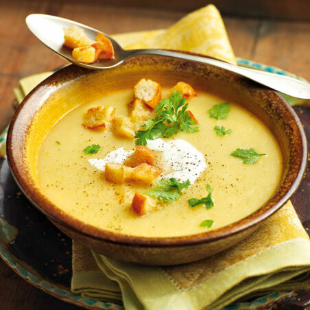 Passierte Steckrübensuppe mit Croûtons und Kerbel Passierte Steckrübensuppe mit Croûtons und Kerbel
