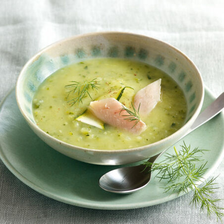Zucchini-Cremesuppe mit Forelle Zucchini-Cremesuppe mit Forelle