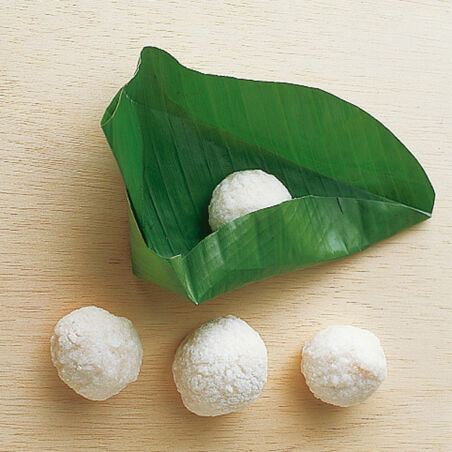 Klebreisbällchen mit Kokosfüllung Klebreisbällchen mit Kokosfüllung