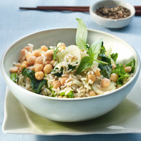 Reis mit Spinat, Kichererbsen und Thai-Basilikum