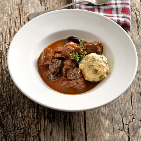 Wildschweinpfeffer mit Backpflaumen Wildschweinpfeffer mit Backpflaumen