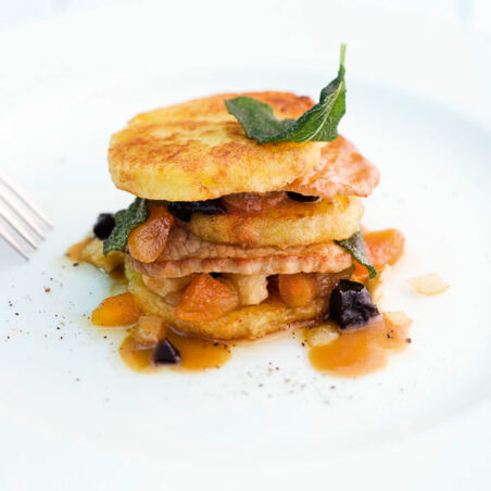 Gebratene Klossscheiben mit Schnitzel und Kompott Gebratene Klossscheiben mit Schnitzel und Kompott