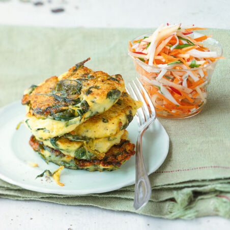 Blattspinat-Quark-Plätzchen mit Rohkost Blattspinat-Quark-Plätzchen mit Rohkost