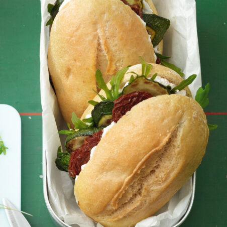 Zucchini-Baguette mit Ziegenfrischkäse Zucchini-Baguette mit Ziegenfrischkäse