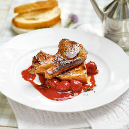 Koteletts vom Lammrücken mit Himbeeren Koteletts vom Lammrücken mit Himbeeren