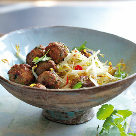 Asia-Hackbällchen mit Sprossengemüse Asia-Hackbällchen mit Sprossengemüse