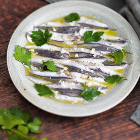 Eingelegte Sardellen mit Knoblauch Eingelegte Sardellen mit Knoblauch