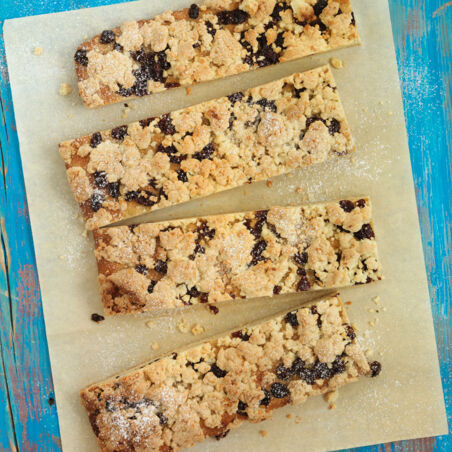 Cranberry-Streuselkuchen mit Rosmarin Cranberry-Streuselkuchen mit Rosmarin