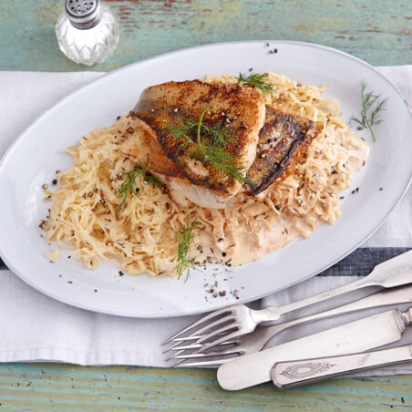 Gebratene Fischfilets mit Sauerkraut Gebratene Fischfilets mit Sauerkraut